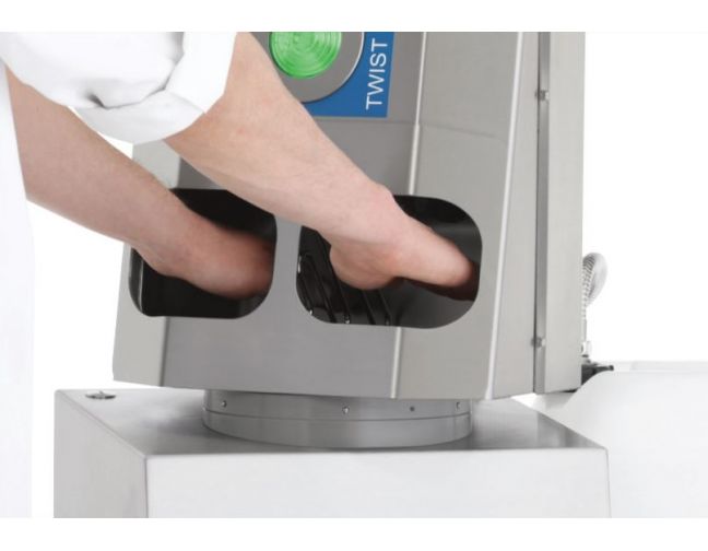 ENTRANCE CONTROL WITH HAND DISINFECTION